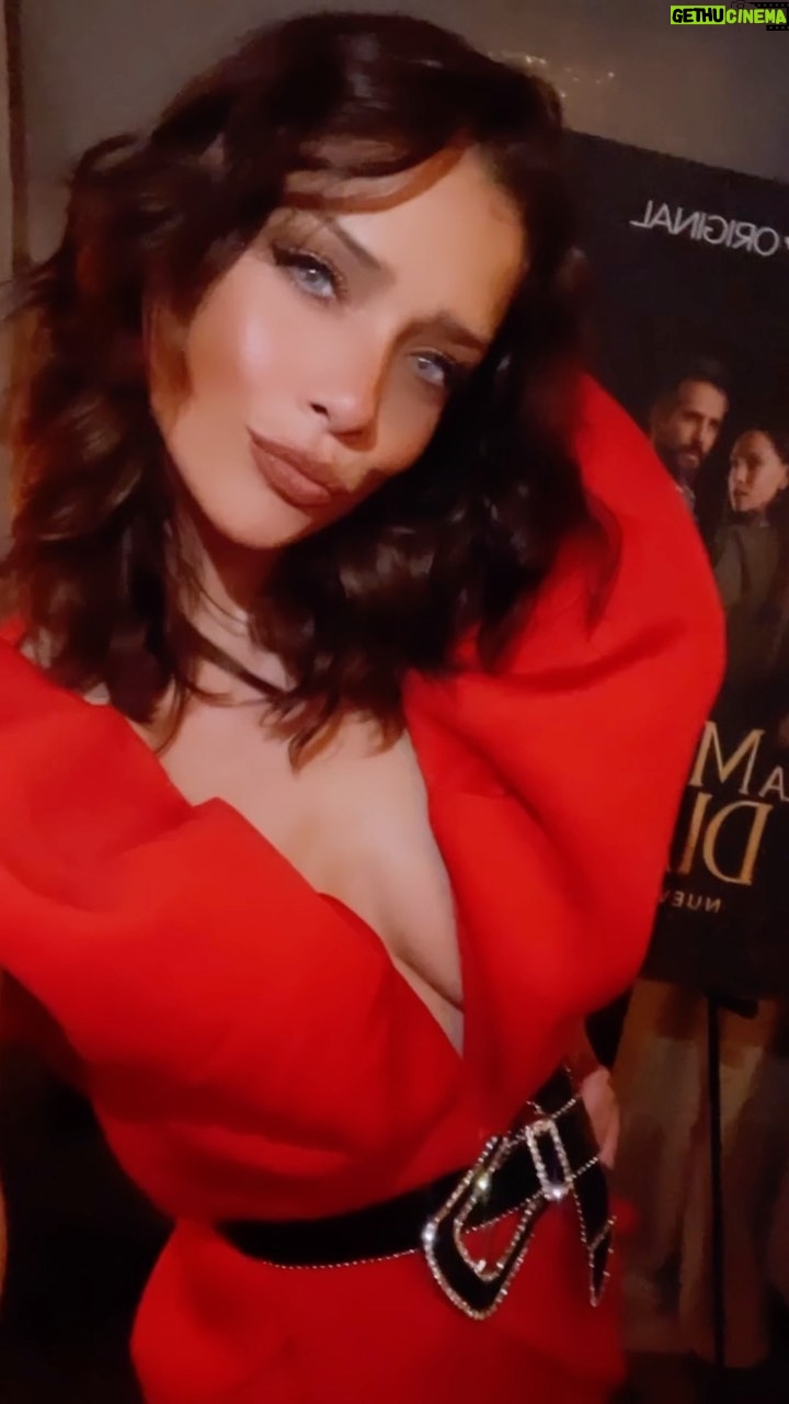 Carolina Miranda Instagram - Terminamos promoción en NY de La Mujer del Diablo 2 y se me llena el corazón de tanto amor por nuestro trabajo ❤️🔥 a todo el crew,escritor,director,productores,equipo de trabajo,elenco y público!!! Gracias por dejarme ser parte de esto 🤩🔥🔥🔥 que venga lo mejor siempre y que Dios nos bendiga en cada paso 🙌 Gracias @vixplus por dejarme convivir con el público y seguidores de la serie 🤩 A mi equipo por siempre estar y dar lo mejor @prensa_danna @osoramah 🦋 A @martiespinooficial @luremoficial por cuidar mi estilo !!! 💃🏻 Y a @manuelmasalva por seguirme enseñando tanto en el camino 🙌❤️ New York, New York