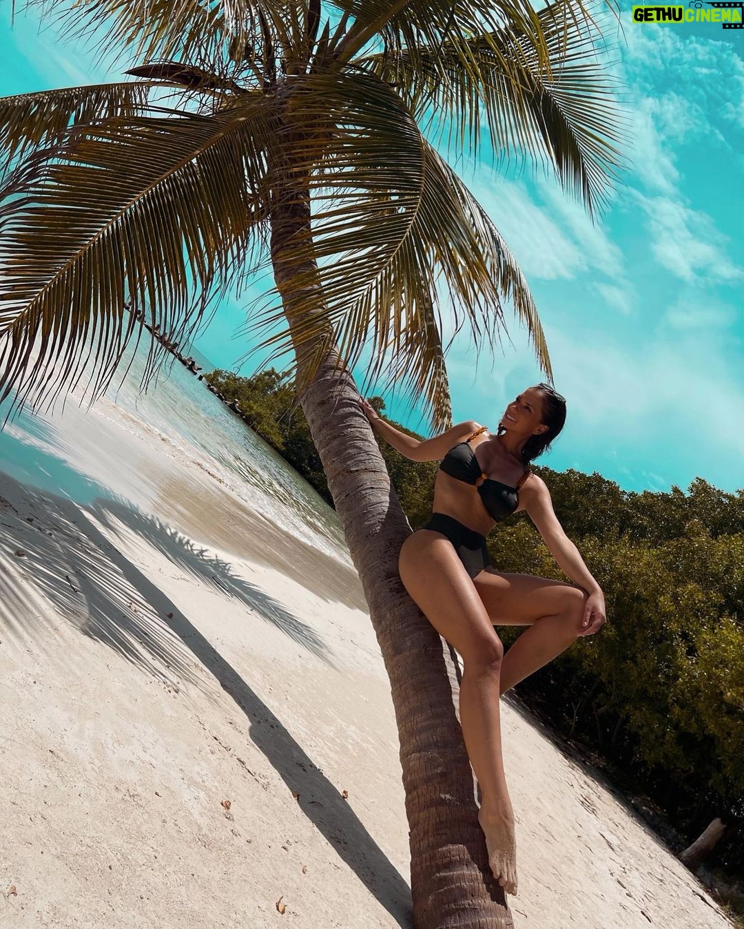 Carolina Miranda Instagram - A veces tienes que perderte para volverte a encontrar 🤩🌴🌊❤️ Les confieso que estoy amando trabajar en Colombia 🥰✨🎬 Baru Cartagena