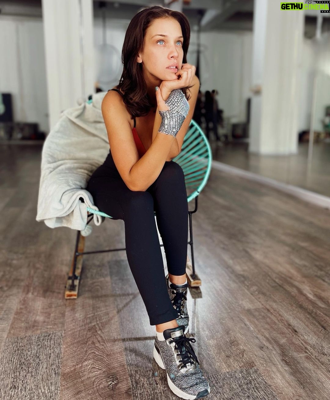 Carolina Miranda Instagram - Agotada,adolorida,sin maquillaje,casi sin vida personal…pero más feliz y realizada que nunca !!! No se rindan ❤️✨🤩 Bogotá, Colombia