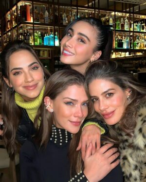 Carolina Miranda Instagram - Perfil falso reunido ❤️🌺 mi regalo más bonito son ustedes!!!💫🙌 @lamuelagonzalez @nicolesantamaria @danielasarria1