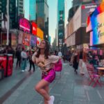 Carolina Miranda Instagram - NEW YORK IS NOT A PLACE. IT IS A FEELING!!! 🍎🗽💋💕🦩 La mejor stylist ever @martiespinooficial @luremoficial New York, New York