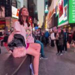 Carolina Miranda Instagram - NEW YORK IS NOT A PLACE. IT IS A FEELING!!! 🍎🗽💋💕🦩 La mejor stylist ever @martiespinooficial @luremoficial New York, New York