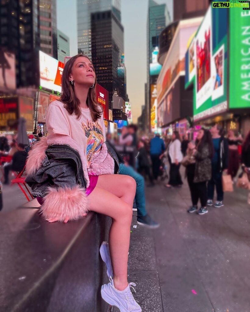Carolina Miranda Instagram - NEW YORK IS NOT A PLACE. IT IS A FEELING!!! 🍎🗽💋💕🦩 La mejor stylist ever @martiespinooficial @luremoficial New York, New York