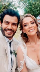 Carolina Miranda Instagram - Gracias,gracias GRACIAS a todos y cada uno de ustedes que nos regalaron todas sus noches y se enamoraron de esta historia,tengo el corazón apachurrado pero feliz por esta oportunidad y sentirlos mucho más cerquita de mi ❤️💫🙏🎬 hoy termina @tierradeesperanzaof y voy a extrañar todo lo que tenga que ver con esta historia 💫🫶 Gracias también a este hermoso elenco que me tocó se llevaron todo mi cariño y amor que hermoso recibimiento y que hermoso aprenderles y compartir tantas cosas !!! Que Dios nos siga bendiciendo hoy y siempre 🥹❤️❤️❤️ nos vemos en la siguiente historia 🎬🥰