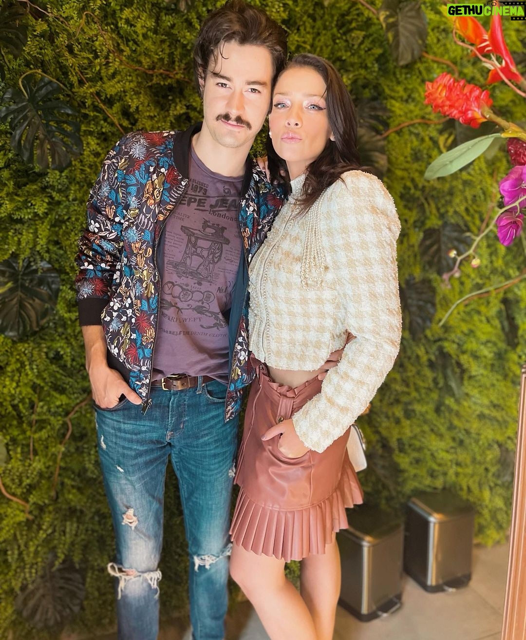 Carolina Miranda Instagram - Un cumpleaños muy improvisado pero hermoso!!!! Gracias a todos los que hicieron un esfuerzo y sacarme una risa y limpiarme una lágrima 🥹❤️🎂✨🎂🍾 Que Dios nos bendiga este nuevo año y no me queda más que agradecer tantas bendiciones y tanto aprendizaje 🎆🫶✨💃🏻 #32
