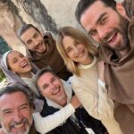 Carolina Miranda Instagram – 🚨No se cómo empezar esta despedida pero lo único que me sale es un enorme GRACIAS🚨 Gracias por acompañarnos en QMAS por hacer de esto historia mundial,por amar tanto al proyecto y volverse locos con nosotros,fue uno de los mejores viajes en mi vida,gracias @stopello y @jessicaldrello por siempre confiar en mi ❤️✨ gracias @perroazultv @lecheruiz @elchascas por hacer magia !!! Gracias @prensa_danna por impulsarme y hacerme crecer tanto,gracias a todos mis compañeros por hacerme crecer y regalarme su arte 🫀🙌✨ gracias por esta gran familia,se me apachurra el corazón despedir a este personaje y se que el camino apenas comienza pero sobre todo GRACIAS GRACIAS GRACIAS a todos ustedes de todo el mundo 🌎❤️ por dejarnos entrar en sus pantallas sin duda voy a extrañar tener que guardar el secreto de Quién Mató A Sara?! 🥹 pero lo que no será un secreto es que aquí tienen un buen pedazo de mi corazón LOS AMO 🇲🇽🔥
Caro Miranda-Elisa Lazcano. Netflix