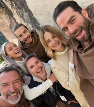 Carolina Miranda Instagram - 🚨No se cómo empezar esta despedida pero lo único que me sale es un enorme GRACIAS🚨 Gracias por acompañarnos en QMAS por hacer de esto historia mundial,por amar tanto al proyecto y volverse locos con nosotros,fue uno de los mejores viajes en mi vida,gracias @stopello y @jessicaldrello por siempre confiar en mi ❤️✨ gracias @perroazultv @lecheruiz @elchascas por hacer magia !!! Gracias @prensa_danna por impulsarme y hacerme crecer tanto,gracias a todos mis compañeros por hacerme crecer y regalarme su arte 🫀🙌✨ gracias por esta gran familia,se me apachurra el corazón despedir a este personaje y se que el camino apenas comienza pero sobre todo GRACIAS GRACIAS GRACIAS a todos ustedes de todo el mundo 🌎❤️ por dejarnos entrar en sus pantallas sin duda voy a extrañar tener que guardar el secreto de Quién Mató A Sara?! 🥹 pero lo que no será un secreto es que aquí tienen un buen pedazo de mi corazón LOS AMO 🇲🇽🔥

Caro Miranda-Elisa Lazcano.