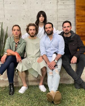 Carolina Miranda Instagram - 🚨No se cómo empezar esta despedida pero lo único que me sale es un enorme GRACIAS🚨 Gracias por acompañarnos en QMAS por hacer de esto historia mundial,por amar tanto al proyecto y volverse locos con nosotros,fue uno de los mejores viajes en mi vida,gracias @stopello y @jessicaldrello por siempre confiar en mi ❤️✨ gracias @perroazultv @lecheruiz @elchascas por hacer magia !!! Gracias @prensa_danna por impulsarme y hacerme crecer tanto,gracias a todos mis compañeros por hacerme crecer y regalarme su arte 🫀🙌✨ gracias por esta gran familia,se me apachurra el corazón despedir a este personaje y se que el camino apenas comienza pero sobre todo GRACIAS GRACIAS GRACIAS a todos ustedes de todo el mundo 🌎❤️ por dejarnos entrar en sus pantallas sin duda voy a extrañar tener que guardar el secreto de Quién Mató A Sara?! 🥹 pero lo que no será un secreto es que aquí tienen un buen pedazo de mi corazón LOS AMO 🇲🇽🔥

Caro Miranda-Elisa Lazcano.