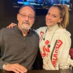 Carolina Miranda Instagram – 🚨No se cómo empezar esta despedida pero lo único que me sale es un enorme GRACIAS🚨 Gracias por acompañarnos en QMAS por hacer de esto historia mundial,por amar tanto al proyecto y volverse locos con nosotros,fue uno de los mejores viajes en mi vida,gracias @stopello y @jessicaldrello por siempre confiar en mi ❤️✨ gracias @perroazultv @lecheruiz @elchascas por hacer magia !!! Gracias @prensa_danna por impulsarme y hacerme crecer tanto,gracias a todos mis compañeros por hacerme crecer y regalarme su arte 🫀🙌✨ gracias por esta gran familia,se me apachurra el corazón despedir a este personaje y se que el camino apenas comienza pero sobre todo GRACIAS GRACIAS GRACIAS a todos ustedes de todo el mundo 🌎❤️ por dejarnos entrar en sus pantallas sin duda voy a extrañar tener que guardar el secreto de Quién Mató A Sara?! 🥹 pero lo que no será un secreto es que aquí tienen un buen pedazo de mi corazón LOS AMO 🇲🇽🔥

Caro Miranda-Elisa Lazcano. Netflix