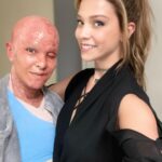 Carolina Miranda Instagram – 🚨No se cómo empezar esta despedida pero lo único que me sale es un enorme GRACIAS🚨 Gracias por acompañarnos en QMAS por hacer de esto historia mundial,por amar tanto al proyecto y volverse locos con nosotros,fue uno de los mejores viajes en mi vida,gracias @stopello y @jessicaldrello por siempre confiar en mi ❤️✨ gracias @perroazultv @lecheruiz @elchascas por hacer magia !!! Gracias @prensa_danna por impulsarme y hacerme crecer tanto,gracias a todos mis compañeros por hacerme crecer y regalarme su arte 🫀🙌✨ gracias por esta gran familia,se me apachurra el corazón despedir a este personaje y se que el camino apenas comienza pero sobre todo GRACIAS GRACIAS GRACIAS a todos ustedes de todo el mundo 🌎❤️ por dejarnos entrar en sus pantallas sin duda voy a extrañar tener que guardar el secreto de Quién Mató A Sara?! 🥹 pero lo que no será un secreto es que aquí tienen un buen pedazo de mi corazón LOS AMO 🇲🇽🔥

Caro Miranda-Elisa Lazcano. Netflix