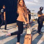 Carolina Miranda Instagram – 🚨No se cómo empezar esta despedida pero lo único que me sale es un enorme GRACIAS🚨 Gracias por acompañarnos en QMAS por hacer de esto historia mundial,por amar tanto al proyecto y volverse locos con nosotros,fue uno de los mejores viajes en mi vida,gracias @stopello y @jessicaldrello por siempre confiar en mi ❤️✨ gracias @perroazultv @lecheruiz @elchascas por hacer magia !!! Gracias @prensa_danna por impulsarme y hacerme crecer tanto,gracias a todos mis compañeros por hacerme crecer y regalarme su arte 🫀🙌✨ gracias por esta gran familia,se me apachurra el corazón despedir a este personaje y se que el camino apenas comienza pero sobre todo GRACIAS GRACIAS GRACIAS a todos ustedes de todo el mundo 🌎❤️ por dejarnos entrar en sus pantallas sin duda voy a extrañar tener que guardar el secreto de Quién Mató A Sara?! 🥹 pero lo que no será un secreto es que aquí tienen un buen pedazo de mi corazón LOS AMO 🇲🇽🔥
Caro Miranda-Elisa Lazcano. Netflix