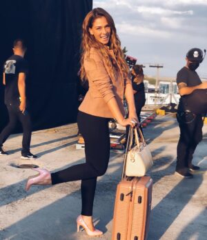 Carolina Miranda Instagram - 🚨No se cómo empezar esta despedida pero lo único que me sale es un enorme GRACIAS🚨 Gracias por acompañarnos en QMAS por hacer de esto historia mundial,por amar tanto al proyecto y volverse locos con nosotros,fue uno de los mejores viajes en mi vida,gracias @stopello y @jessicaldrello por siempre confiar en mi ❤️✨ gracias @perroazultv @lecheruiz @elchascas por hacer magia !!! Gracias @prensa_danna por impulsarme y hacerme crecer tanto,gracias a todos mis compañeros por hacerme crecer y regalarme su arte 🫀🙌✨ gracias por esta gran familia,se me apachurra el corazón despedir a este personaje y se que el camino apenas comienza pero sobre todo GRACIAS GRACIAS GRACIAS a todos ustedes de todo el mundo 🌎❤️ por dejarnos entrar en sus pantallas sin duda voy a extrañar tener que guardar el secreto de Quién Mató A Sara?! 🥹 pero lo que no será un secreto es que aquí tienen un buen pedazo de mi corazón LOS AMO 🇲🇽🔥

Caro Miranda-Elisa Lazcano.
