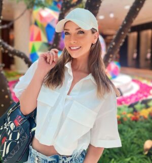 Carolina Miranda Instagram - APAPACHAR es de mis palabras favoritas ❤️‍🩹💫 viene del Náhuatl “Apapachoa” y significa “Acariciar con el alma”