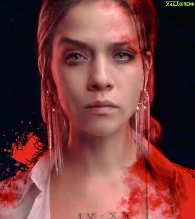 Carolina Miranda Instagram - Gracias a todo el equipo que hizo posible esto en Mujeres Asesinas 🎬🙌🔪🩸 y gracias a ustedes por reventarme el celular de tantos mensajes!!! 🫀🫀🫀 @vix #MujeresAsesinas #Esmeralda