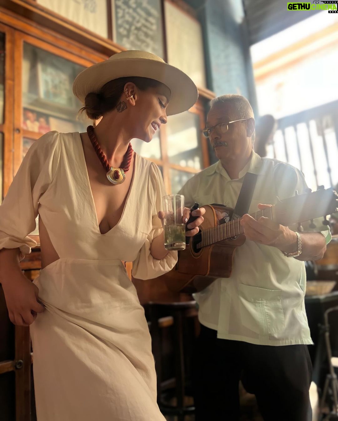 Carolina Miranda Instagram - Que magia la de Cuba y su gente!!! 馃嚚馃嚭鉂わ笍馃嵏馃挮 Seguimos en modo avi贸n y 馃LIBRE馃 #puroschazaro Cuba, La Habana