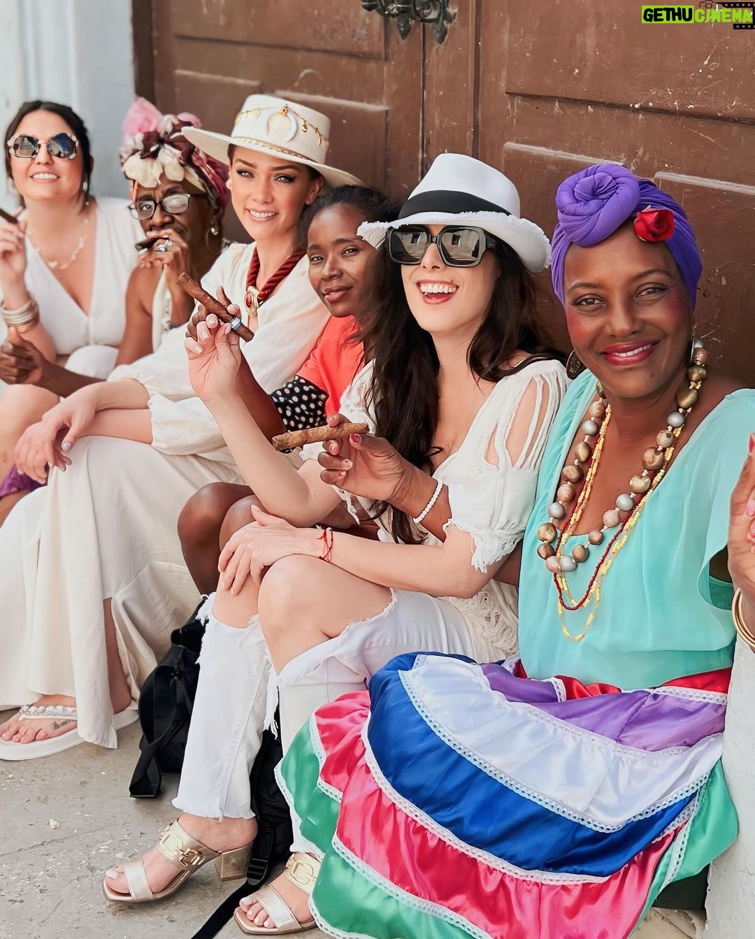 Carolina Miranda Instagram - Que magia la de Cuba y su gente!!! 🇨🇺❤️🍸💫 Seguimos en modo avión y 🪽LIBRE🪽 #puroschazaro Cuba, La Habana