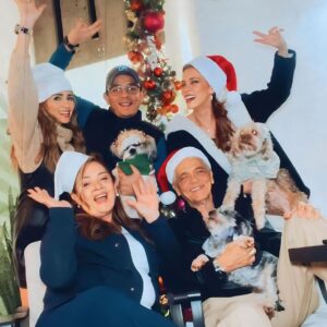 Carolina Miranda Instagram - Mi mejor regalo de Navidad son todos ellos 🌲❤️💫 Somos tan afortunados de tenernos que no hace falta más nada 💫🫶 y aunque faltan ya personas en nuestra mesa las honramos con recuerdos amor y cariño!!! Que Dios los bendiga a todos ustedes esta Navidad l@s amo 🥹🥂❤️