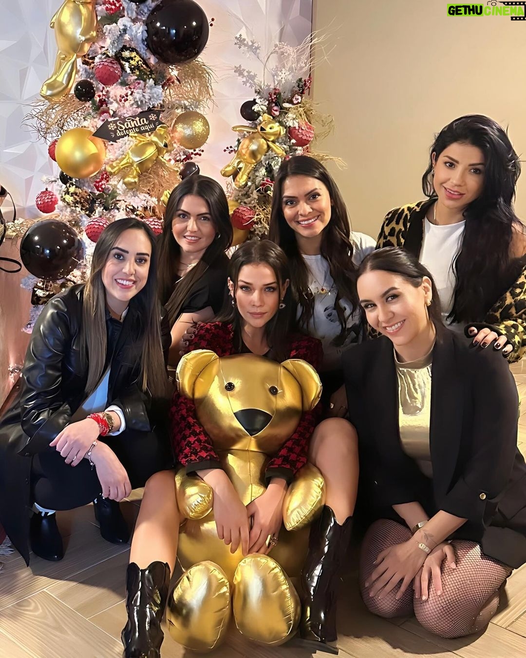 Carolina Miranda Instagram - 💫❤️🎄P O S A D A S 2023🎄❤️💫 Dicen que la riqueza se mide por quién te acompaña en el camino de la vida yo soy multimillonaria con ustedes 🤩🫶