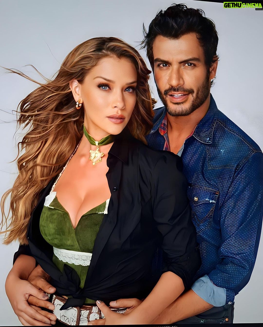 Carolina Miranda Instagram - Gracias por seguir esta historia desde USA 🇺🇸❤️ @univision nos vamos con el corazón repleto de amor !!! Nos vemos hoy 9 p.m/8 C para despedirnos de @tierradeesperanzaof y los leo aquí 🥹 gracias por ser el mejor partner in crime @andrespalaciosd1 💫🫶