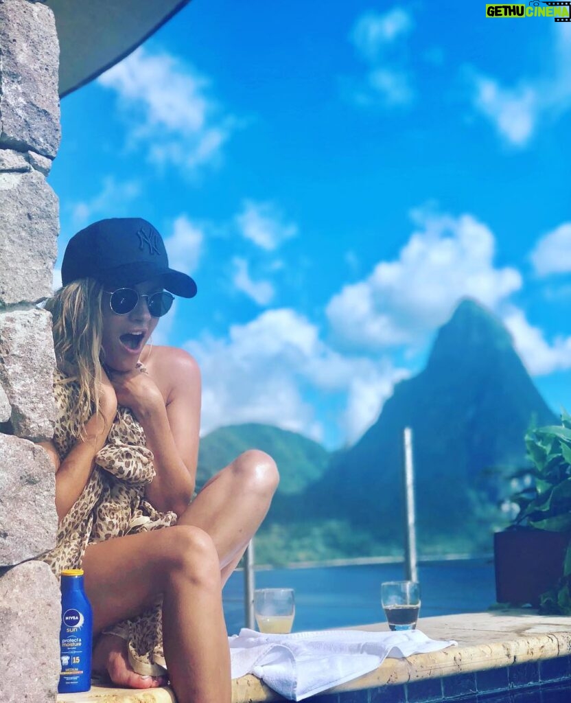 Caroline Flack Instagram - Why is holiday skin always your best skin ... slathering round in cream like there is no tomorrow 🙏🏻
