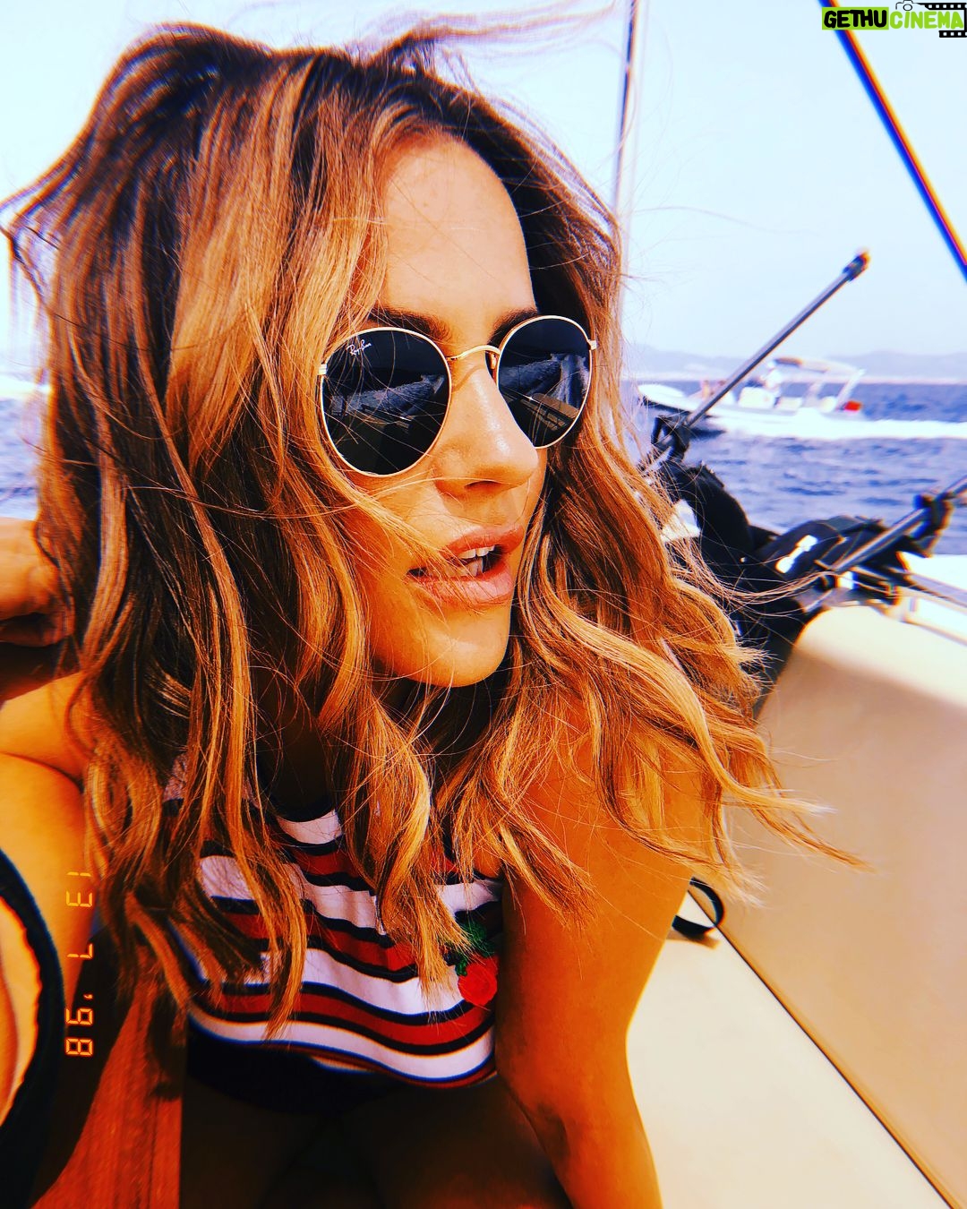 Caroline Flack Instagram - The islanders get a little surprise tonight ... @gemflossy @nisha_stylist @vickyhairreinvented @topshop xx