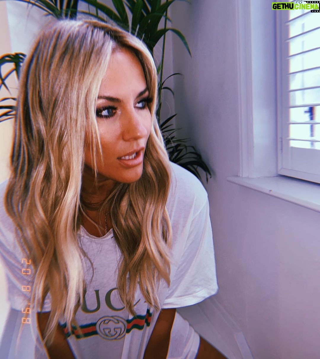 Caroline Flack Instagram - Thank you @jaybirmingham_ and @schullerinc for getting me ready.. just need some trousers @beauty_worksonline ❤️ @bleachlondon