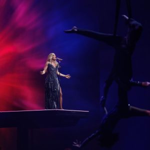 Carrie Underwood Instagram - First show back in #Vegas @resortsworldlv for our #Reflection show!!! The crowd was so much fun last night!!! Thankful to all those who came out to sing and dance and party with us! 📸: @jeffjohnsonimages