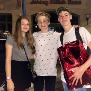 Casey Simpson Instagram - I was truly SHOCKED at how good @maxandharvey & @missjaydenb performed electric I was like WATT and when the effect wore off I was still EX-STATIC 
I hope these don’t hertz

Also @dakota_lotus got me a bull 😭

Yes I got a haircut #nolongerahomelesslion