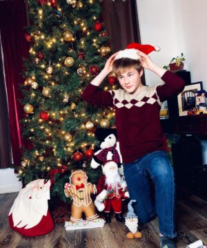 Casey Simpson Instagram - Comment “C H R I S T M A S” letter by letter without getting interrupted for a response from me. ;) Merry Christmas❤️