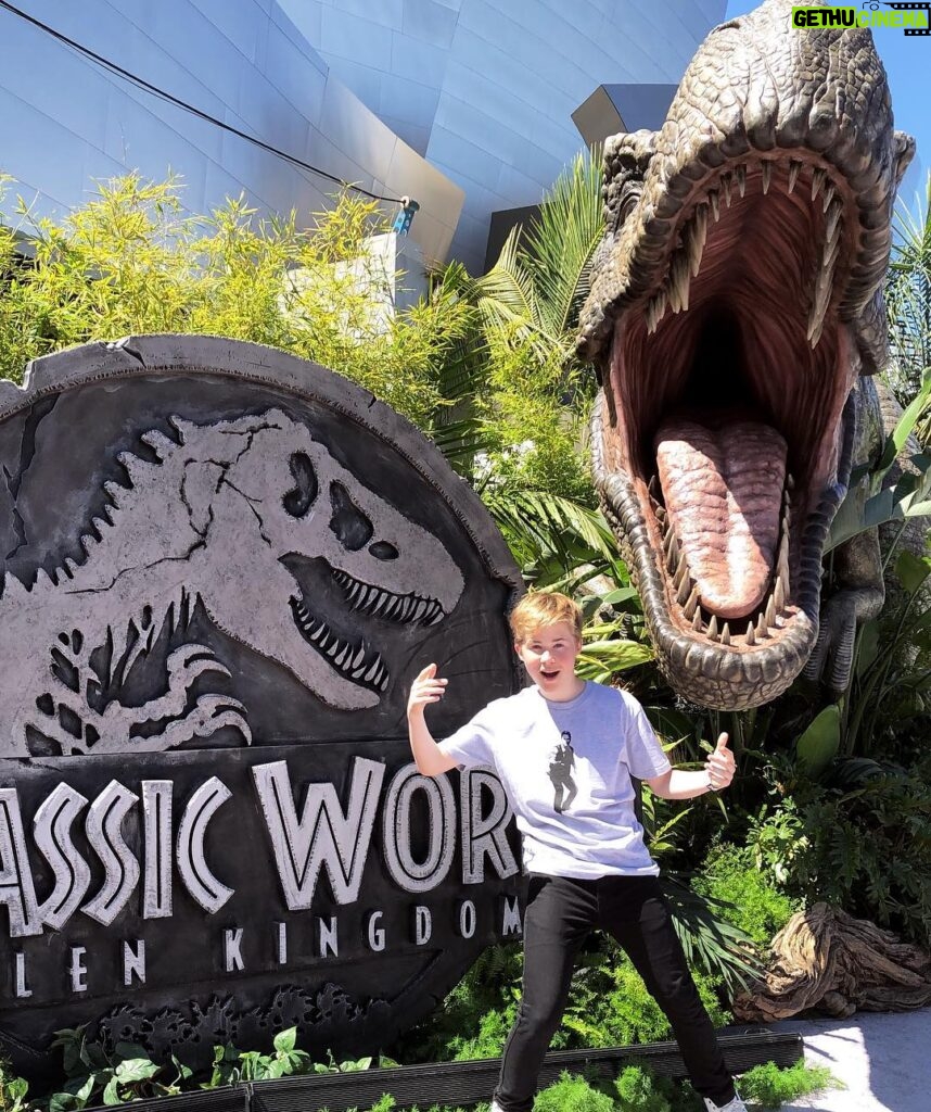 Casey Simpson Instagram - #TBT to the #jurassicworld Fallen Kingdom Fan Fest!🔥 I’m super excited to be partnered with @jurassicworld for the new movie Jurassic World: Fallen Kingdom in theaters now!💥 Downtown LA
