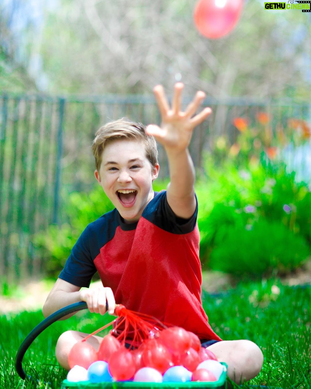 Casey Simpson Instagram - Now that #summer’s finally here the best way to cool off and have a blast is with Bunch o Balloons!😊 You can literally fill up hundreds of water balloons in minutes! How cool is that?! #bunchoballoons #zuru #ad #unleashsummer @bunchoballoons pic: @sirjacobs56 Los Angeles, California