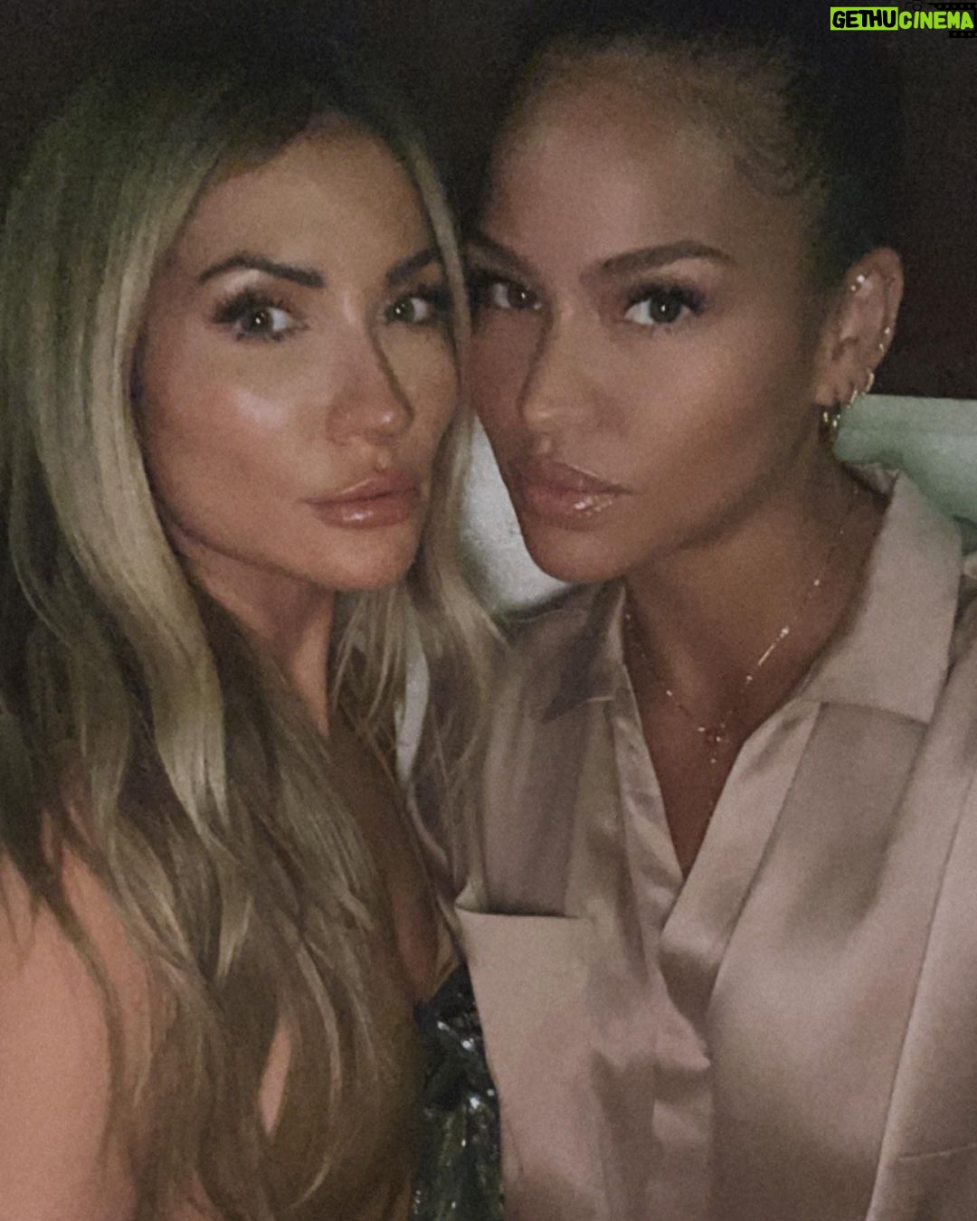 Cassie Ventura Instagram - …then later that night I had the most magical dinner date with my gf/wedding planner/Frankie & Sunny’s Auntie (she does it all) @melissaandre 💗 Beautiful place, beautiful friend, delicious food, bomb biodynamic wine and laughter ✨
