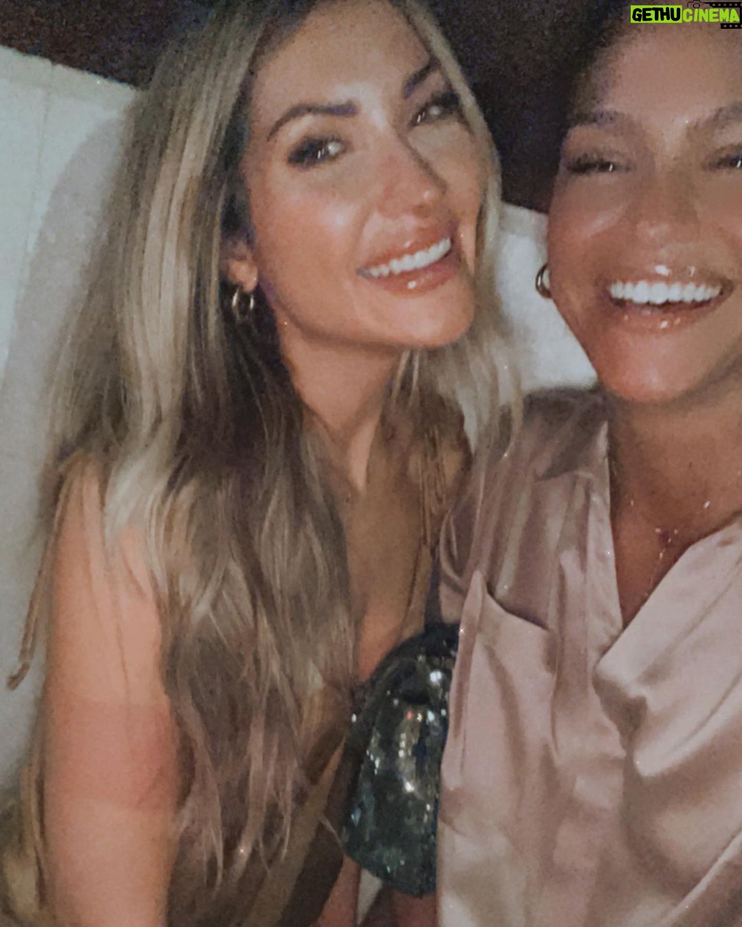 Cassie Ventura Instagram - …then later that night I had the most magical dinner date with my gf/wedding planner/Frankie & Sunny’s Auntie (she does it all) @melissaandre 💗 Beautiful place, beautiful friend, delicious food, bomb biodynamic wine and laughter ✨