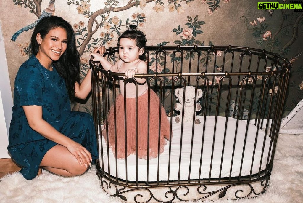 Cassie Ventura Instagram - No no no! I am not pregnant again! 🤣 I just wanted to show love to @graciestudio for this AMAZING wallpaper in Frankie’s nursery. I took these photos for @hatchgal while I was pregnant with Sunny - as you can see baby Frankie in the 3rd slide. Thank you so much to @graciestudio for making this room so special! We love it so much 💗 📸: @ashleybarrettphotography @cc_crivello @hatchgal