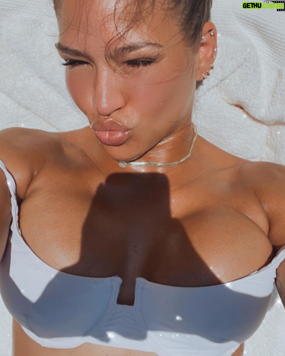 Cassie Ventura Instagram - Moods and shit ❤️🔥
