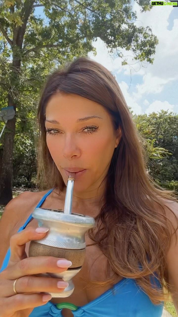 Catherine Fulop Instagram - Para los que me preguntan como es ser venezolana y argentina 🥰..... obvio que tengo una mezcla de mis dos patrias!!! 🇻🇪🇦🇷 Feliz lunes mi gente bella Se les quiiiere ♥️🦋 #tequeñoscongelados @teque_listos General Pacheco
