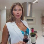 Catherine Fulop Instagram - Duriiiiisiiima la semana, no creen!?? 😂😂 Se les quiere ♥️🦋 #comedy #reels #actriz #reelsinstagram General Pacheco