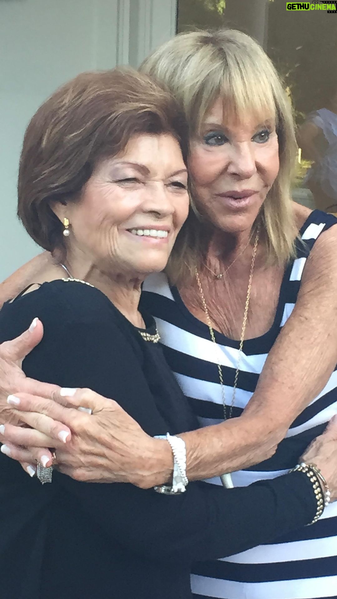 Catherine Fulop Instagram - Que lindo este bailecito de ser Mamá!!!! Gracias a la vida por las madres que me acompañaron y que me acompañan, a mi esposo porque sin ti no seria posible, a mis hermanas, sobrinos, hijos que me va regalando la vida gracias y a mis hermosas hijas sobre todo por hacerme tan feliz! Las amo! ♥️♥️♥️♥️ @orianasabatini @tizianasabatinif @ovasabatini #felizdiadelamadre #felizdiamamá General Pacheco