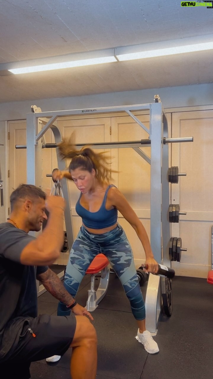 Catherine Fulop Instagram - Saaaaan Viernes y junto a @rocko_entrenador puesta en marcha los preparativos de mi cumpleaños!!!! Jijiji 🤣🤣 Se les quiere mi gente!!!! ♥️🦋 #gym #comedia #personaltrainer #rockoentrenadorpersonal #catherinefulop #actriz General Pacheco