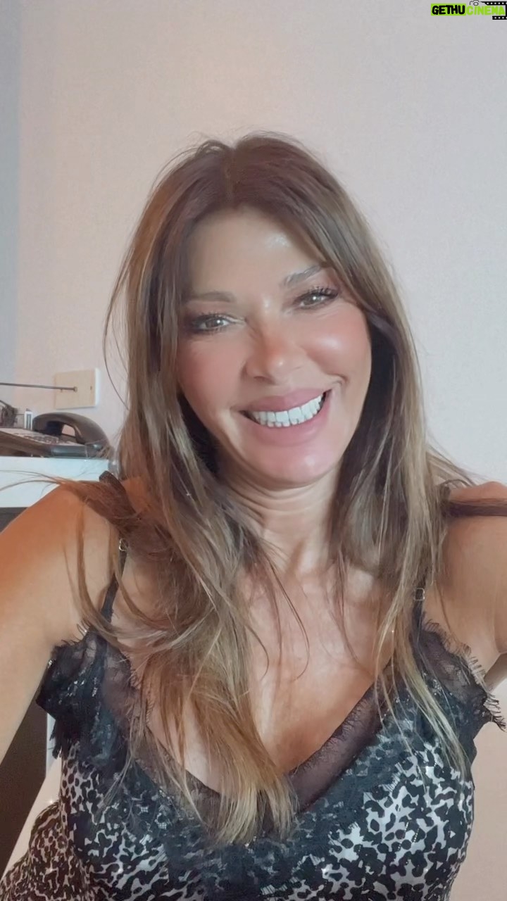 Catherine Fulop Instagram - Soy loca si... la mejor manera de vivir es siendo una misma, sin tratar de agradar a nadie, si le gusta, bien, sino pues mejor... Se les quiere! Feliz viernes ♥️🦋