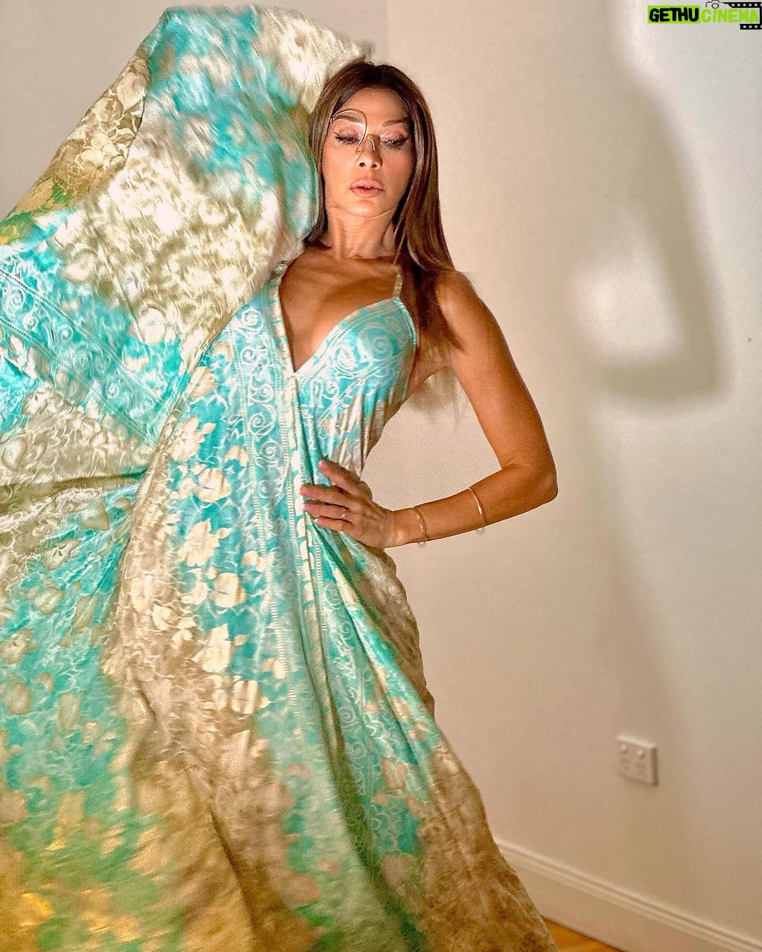 Catherine Fulop Instagram - Puedes conseguir lo que quieras... si vistes para ello. 😋💫 #dresses by @alma_byangeldelaguarda #joyas by @karengrantjoyeria Surfside, Miami Beach, Florida