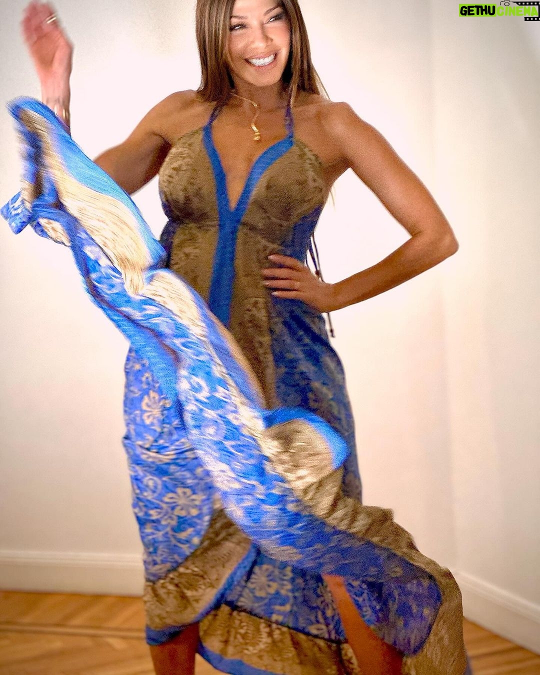 Catherine Fulop Instagram - Puedes conseguir lo que quieras... si vistes para ello. 😋💫 #dresses by @alma_byangeldelaguarda #joyas by @karengrantjoyeria Surfside, Miami Beach, Florida