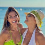 Catherine Fulop Instagram - Ya paso mucho tiempo desde esa noche tan linda ( Miss Venezuela 1986 ) hoy seguimos caminando juntas mas allá de la distancia que nos separa, porque por dentro sabemos que estamos conectadas y es como que el tiempo no paso y volvemos a ser esas muchachas con todos los sueños por cumplir. Miss Anzoátegui y Miss Depto. Vargas la vida es mejor con amigas como tú! Te quiero @delgadomaite #amistad #encuentro #amigas #viajes #aruba #onehappyisland #missvenezuela1986 Flamingo Beach on Renaissance Island, Aruba