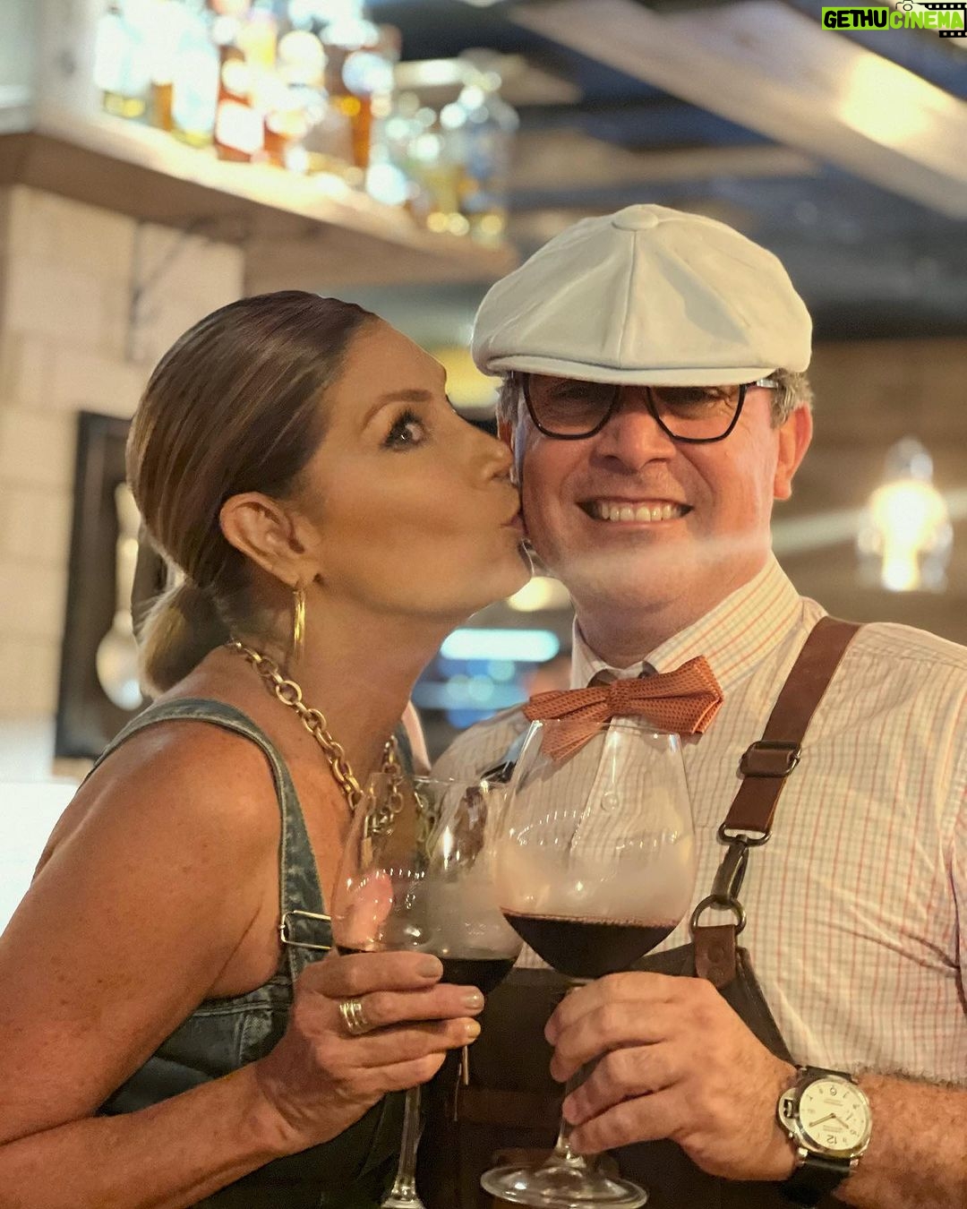 Catherine Fulop Instagram - Fin de fiesta, ARUBA me regalo unos dias hermoso y lo mas importante momentos compartidos con una gran amiga que amo @delgadomaite y también me regalo nuevos amigos! Si vienes a esta hermosa isla no puedes dejar de venir a uno de los mejores restaurantes y lo mejor, atendidos por Ricardo y Juli @oakrestaurantaruba @julycambero GRACIAS POR SER PARTE DE MI VIDA!!! @ovasabatini @alfonsogonzalezmora1 @morillo_jose #restaurantesaruba #aruba #viajes #cumpleañosmaite #maitedelgado Oak Restaurant & Bar Aruba