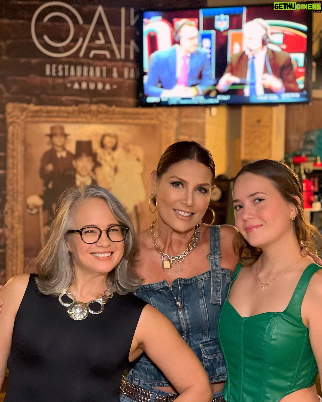 Catherine Fulop Instagram - Fin de fiesta, ARUBA me regalo unos dias hermoso y lo mas importante momentos compartidos con una gran amiga que amo @delgadomaite y también me regalo nuevos amigos! Si vienes a esta hermosa isla no puedes dejar de venir a uno de los mejores restaurantes y lo mejor, atendidos por Ricardo y Juli @oakrestaurantaruba @julycambero GRACIAS POR SER PARTE DE MI VIDA!!! @ovasabatini @alfonsogonzalezmora1 @morillo_jose #restaurantesaruba #aruba #viajes #cumpleañosmaite #maitedelgado Oak Restaurant & Bar Aruba