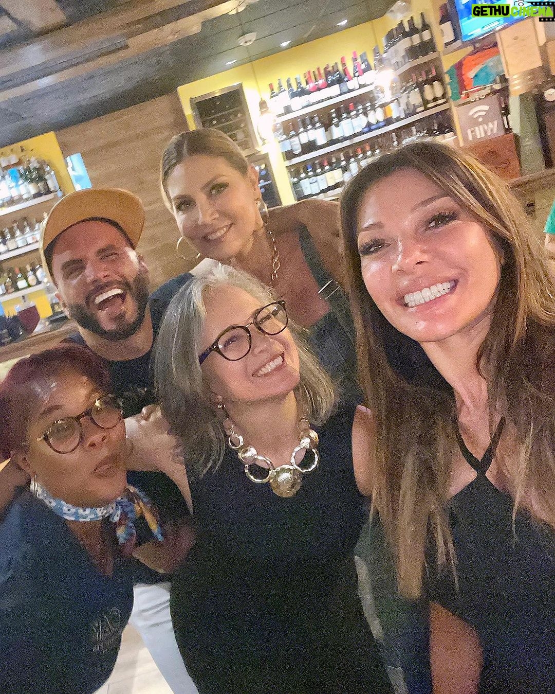 Catherine Fulop Instagram - Fin de fiesta, ARUBA me regalo unos dias hermoso y lo mas importante momentos compartidos con una gran amiga que amo @delgadomaite y también me regalo nuevos amigos! Si vienes a esta hermosa isla no puedes dejar de venir a uno de los mejores restaurantes y lo mejor, atendidos por Ricardo y Juli @oakrestaurantaruba @julycambero GRACIAS POR SER PARTE DE MI VIDA!!! @ovasabatini @alfonsogonzalezmora1 @morillo_jose #restaurantesaruba #aruba #viajes #cumpleañosmaite #maitedelgado Oak Restaurant & Bar Aruba