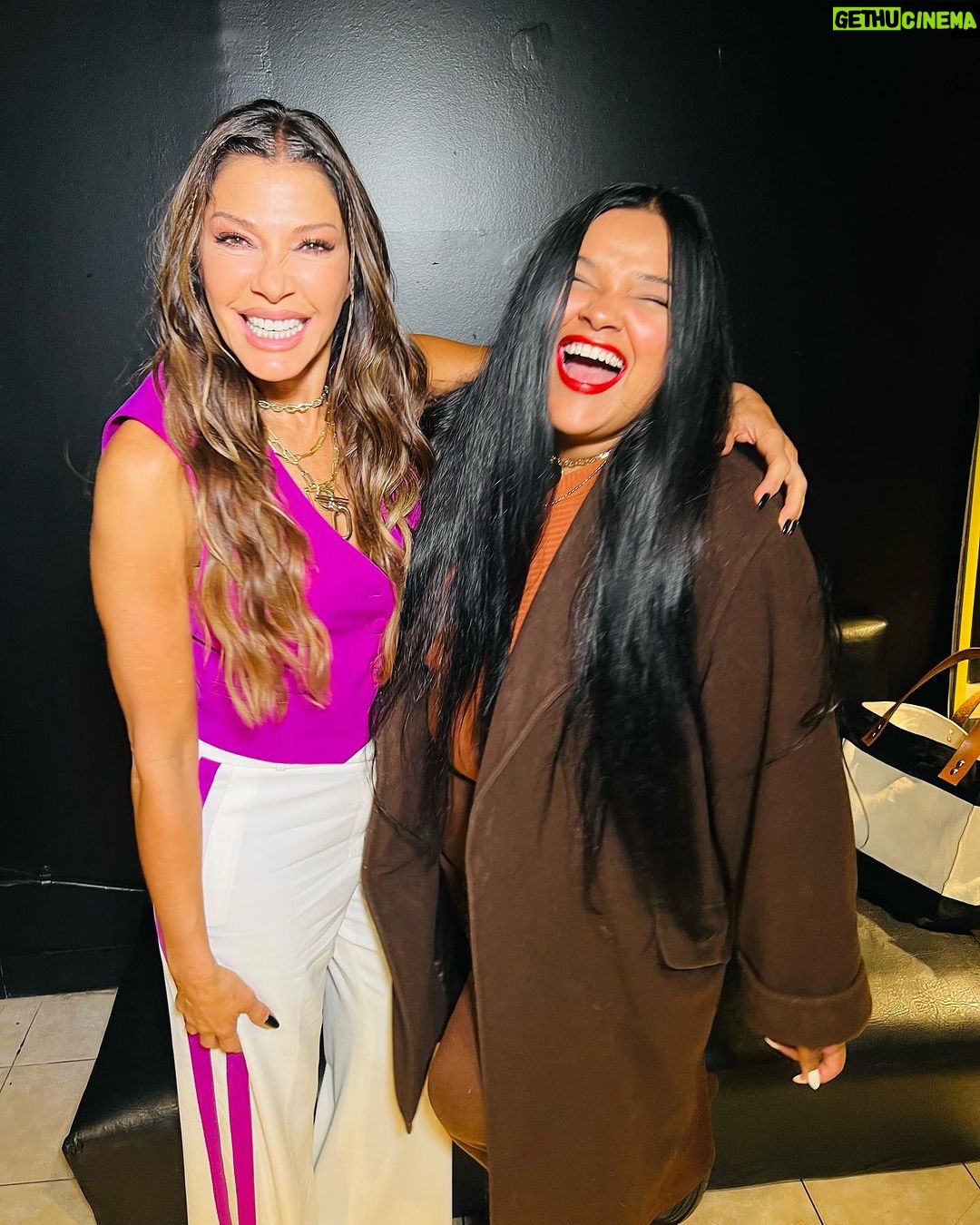 Catherine Fulop Instagram - Backstage de @entregrados trabajando junto a mi Reina pepiada @fulopcatherine 🫶🏾 en una entrevista muy divertida que le hizo @manuelangelr ¿Qué cómo estuvo? Buenísima. ¡Levante la mano el que estuvo ahí! ¡Próximamente disponible en su canal de YouTube y no se la pueden perder! Bajo la producción de @snowentertainmentar Buenos Aires, Argentina