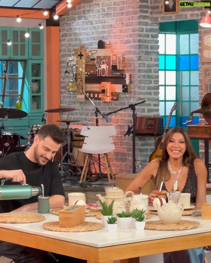 Catherine Fulop Instagram - Ame ir a #lape帽ademorfi 鈾ワ笍 gracias @telefe por la invitaci贸n 馃グ Mi look by @elcamarin #stylist @vickii_miranda #makeup @mabbyautinomakeup #hairstyle @mauromaxdebrito