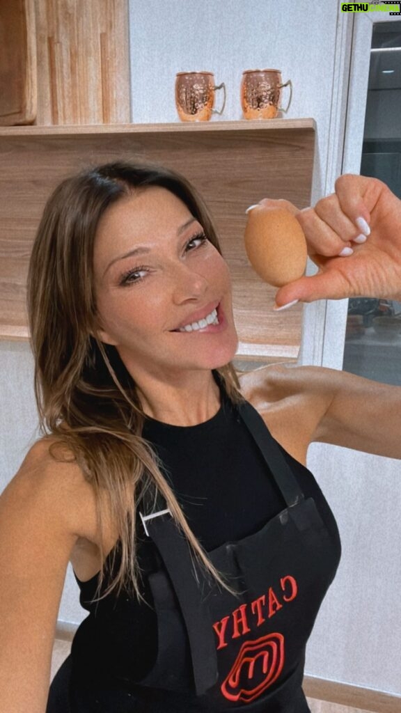 Catherine Fulop Instagram - Acá rompiéndole los huevos a Ova... 😋 Y tú eres rompe huevos!??? 🤣🤣🤣 Feliz viernes con @gallinafeliz.arg Se les quiere ♥️🦋