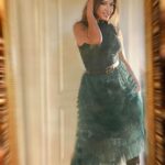 Catherine Fulop Instagram - La Paz que tanto buscas está justo detrás de la emoción que tanto evitas. #falda by @baitalbahr General Pacheco